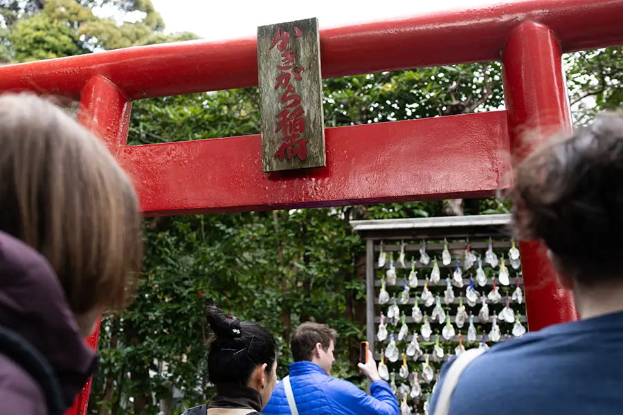 students looks at the oysters at the entrance of the temple.