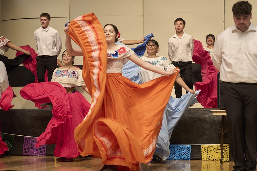 un grupo presentando un baile en Celebración