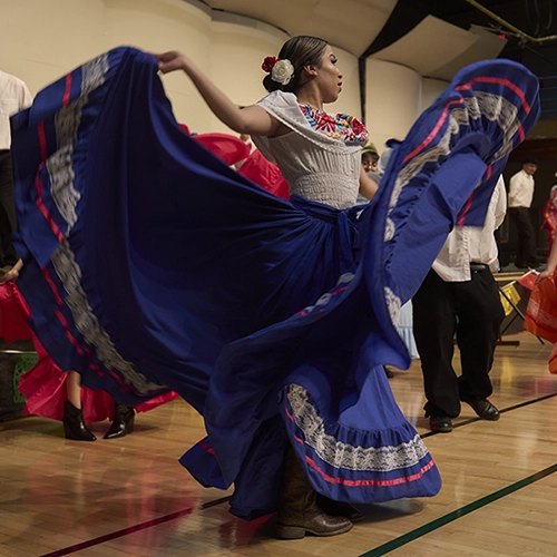 una persona bailando en Celebración