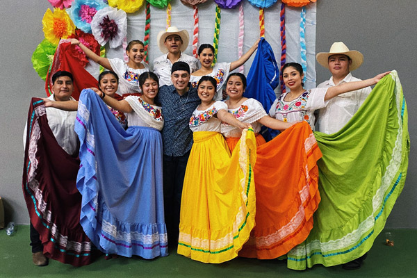 group photo of students and Folklórico dancers at Linfield's 2021 Hispanic Heritage Celebracion