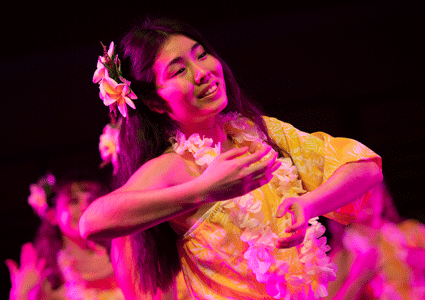 Senior Mako Minoda performaning a dance on stage.