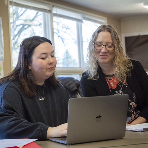 Professor Mindy Larson advising a student.