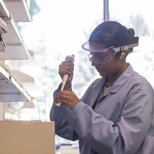 Female student in the chemistry lab.