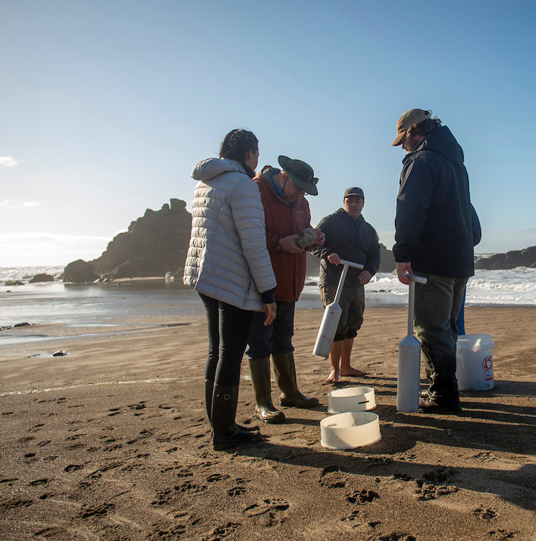 Professor Jeremy Weisz with four biology students at the Oregon coast