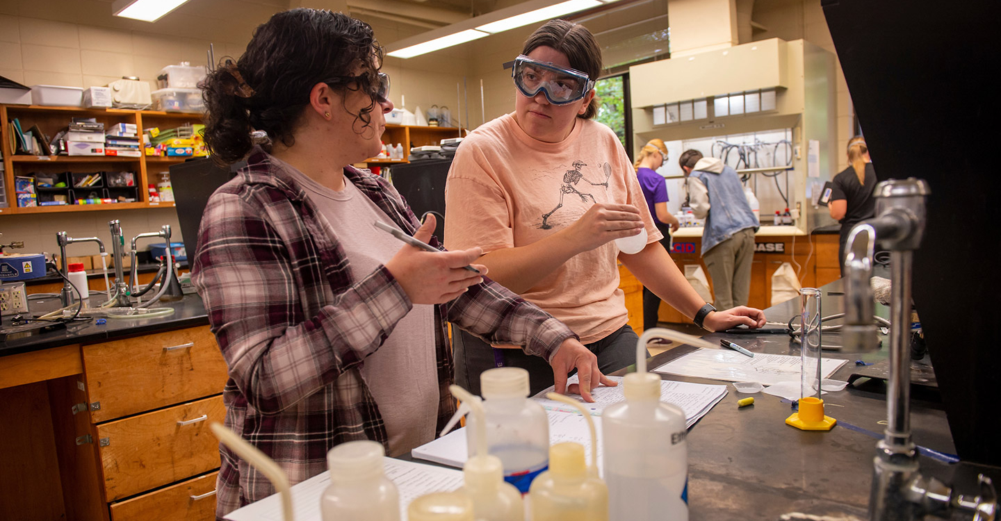 Veronica Siller working with a female student in the chemistry lab