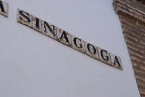 The sign outside La Sinagoga de Córdoba, in La Judería. 