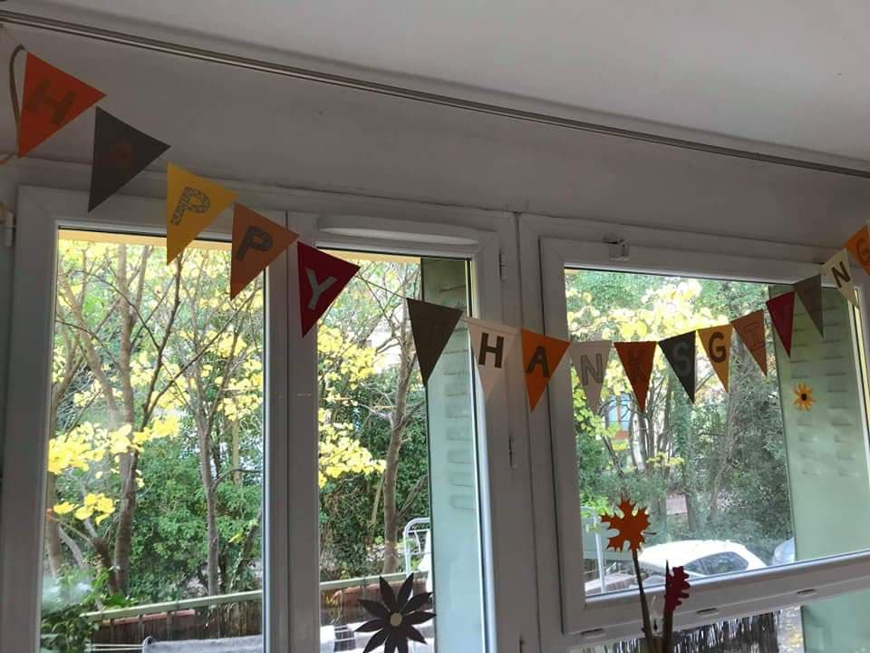 banner across the window that says Happy Thanksgiving