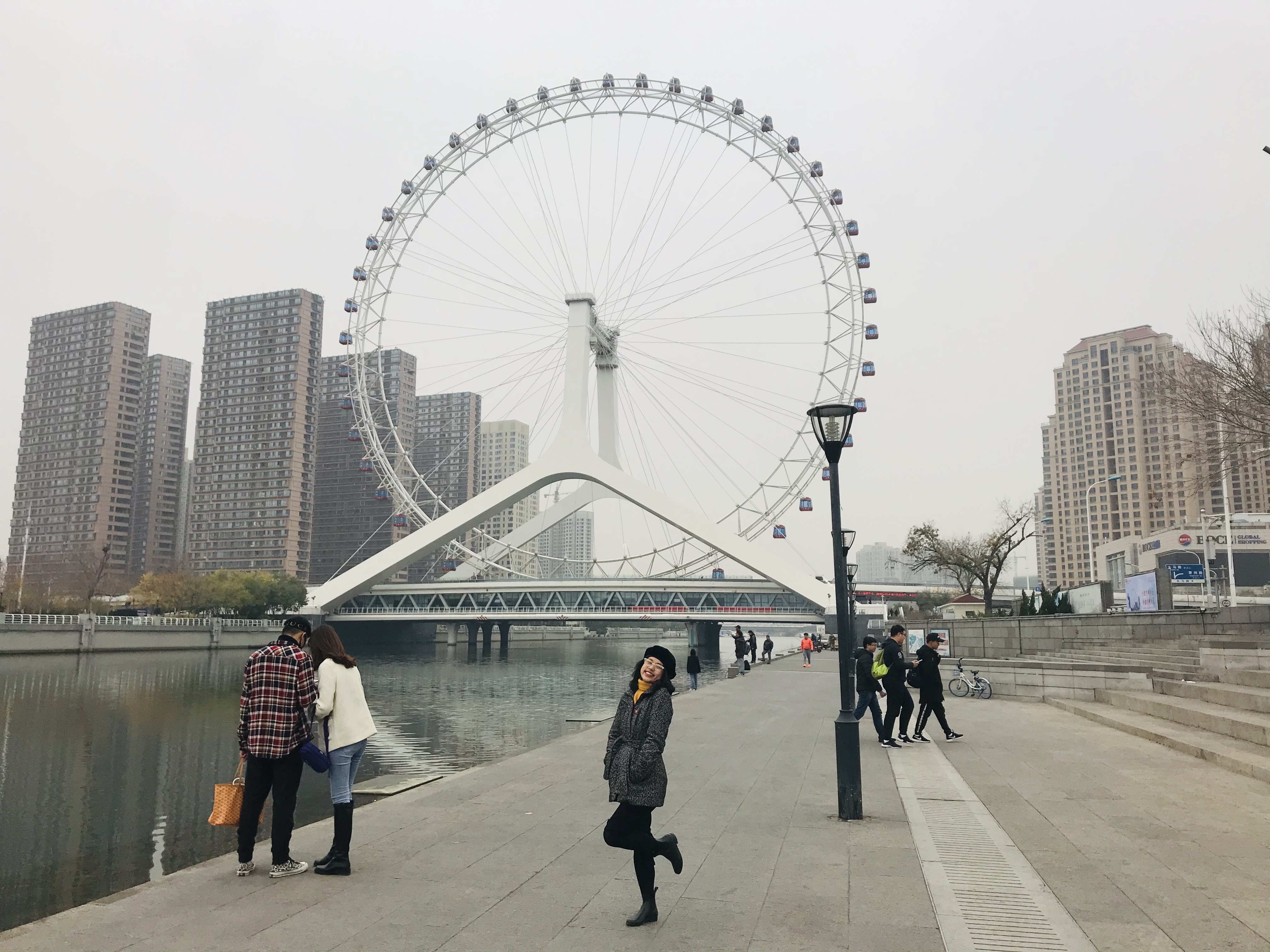 Students posing in front of the Tianjin Eye